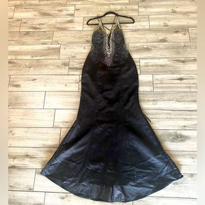 Dave & Johnny Black Satin Gown ✨🖤✨